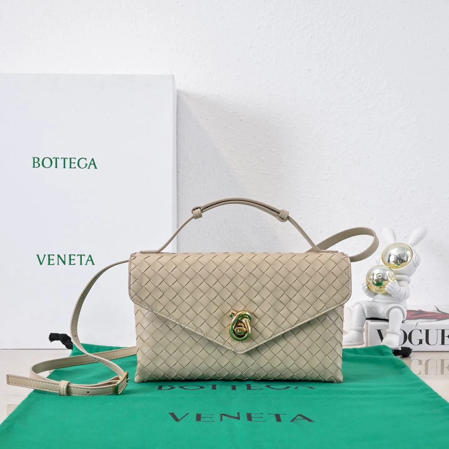 Batch 1660 #Bv new Knot Lock crossbody bag 🎈2025 early spring kont lock new series is hot on the market 🔥The brand's classic weaving process, with kont's metal rotating buttons, are exquisite and eye-catching, which is a luxurious embellishment of details. The upper body is elegant and elegant, with internal double compartments + card slots + back compartment. Super versatile, multiple carrying methods, detachable shoulder strap, portable/shoulder/cross-body, retro and fashionable, easy to carry with exquisite old-line style🫴 Model: 7191 Size: 25x16x5.5